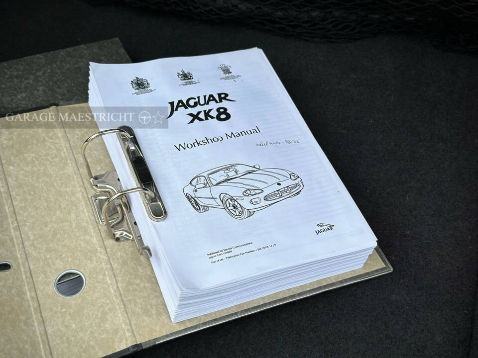 Image 99/100 of Jaguar XK8 4.0 (2000)