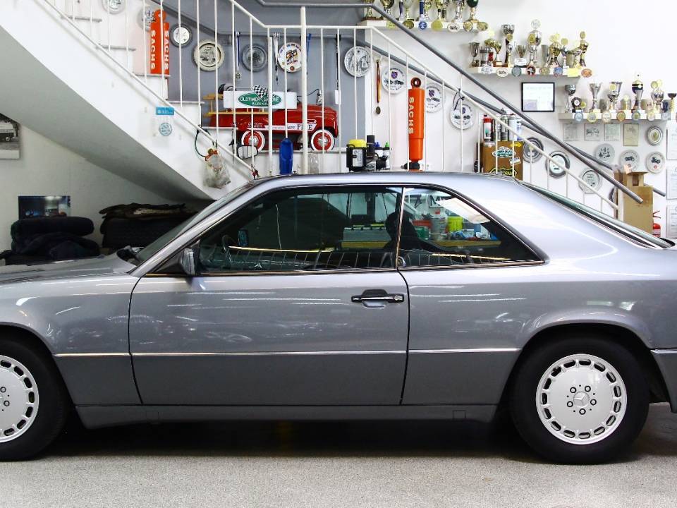 Image 11/23 of Mercedes-Benz 300 CE (1990)