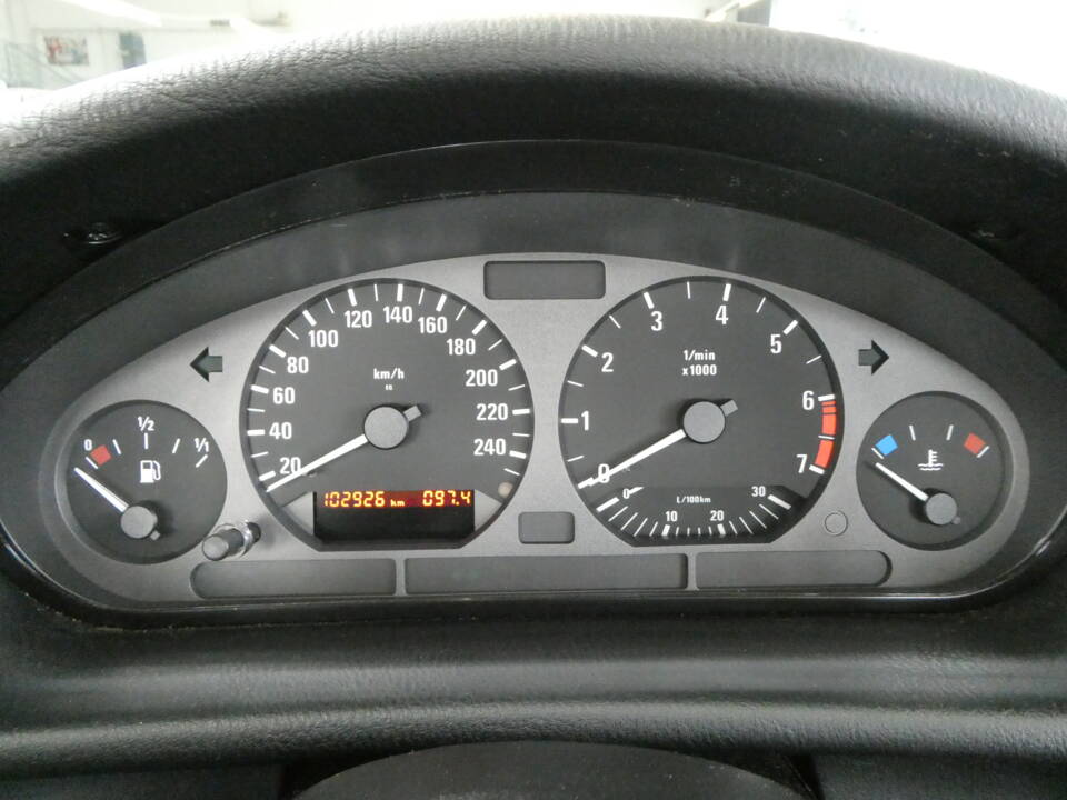 Image 3/36 of BMW 318i (1997)