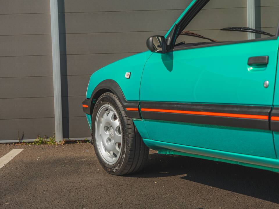 Bild 38/50 von Peugeot 205 GTi 1.9 (1991)