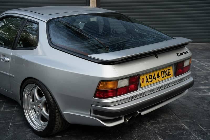 Immagine 13/50 di Porsche 944 Turbo (1990)