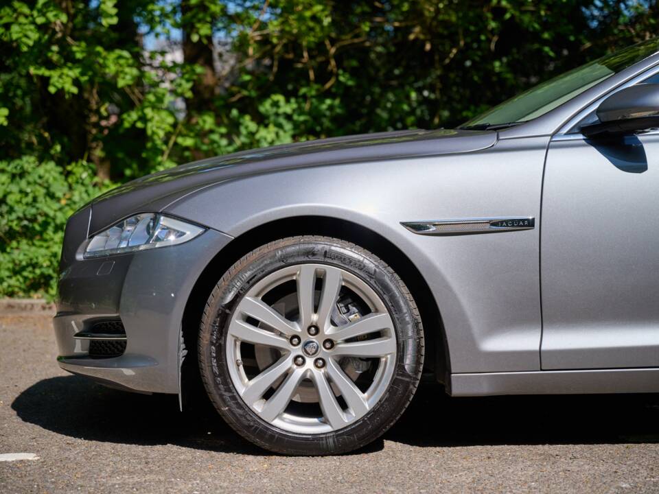 Image 35/50 of Jaguar XJ 5.0 (2012)