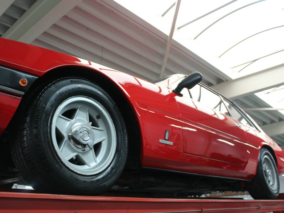 Image 9/50 de Ferrari 365 GT4 2+2 (1974)