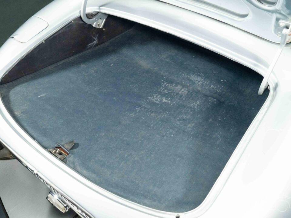 Image 17/19 of Jaguar E-Type 3.8 (1961)