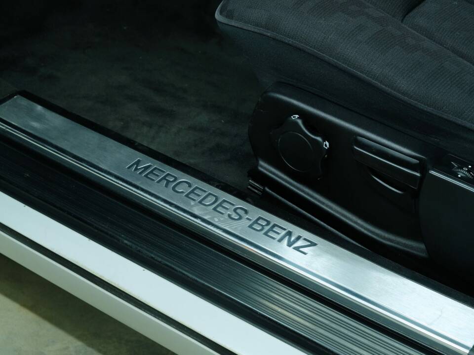 Bild 37/50 von Mercedes-Benz 300 SE (1992)