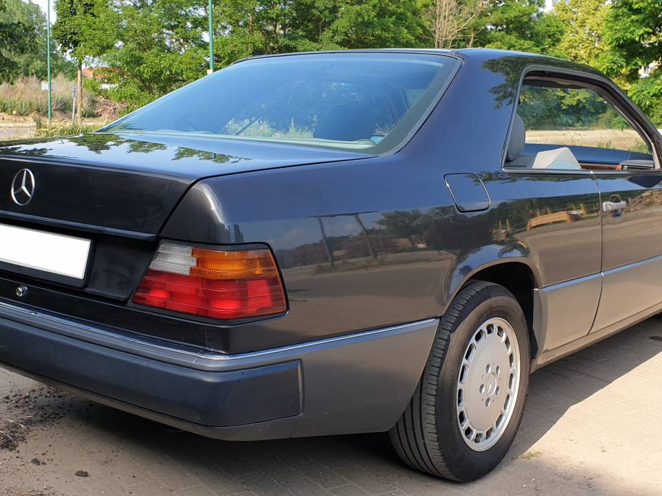 Image 2/9 of Mercedes-Benz 300 CE (1989)