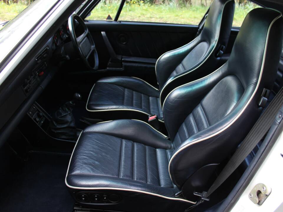 Image 13/19 of Porsche 911 Turbo 3.3 (1988)