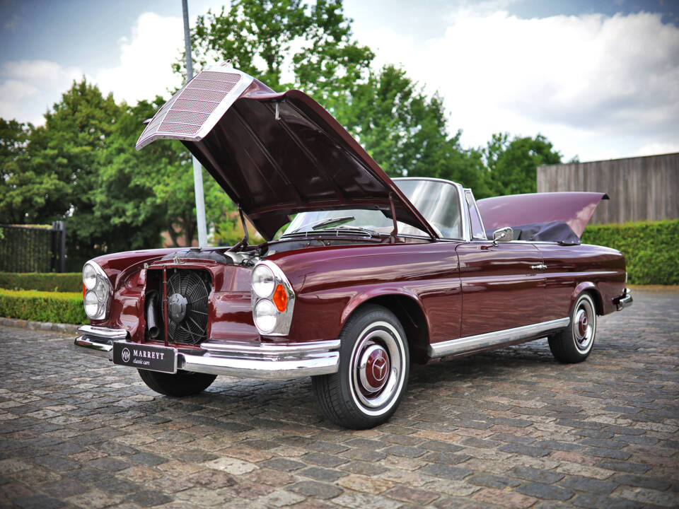 Image 16/71 of Mercedes-Benz 220 SE b (1961)