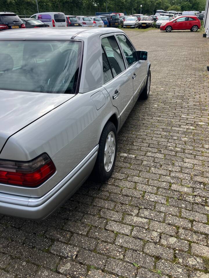 Image 4/10 de Mercedes-Benz E 220 (1995)