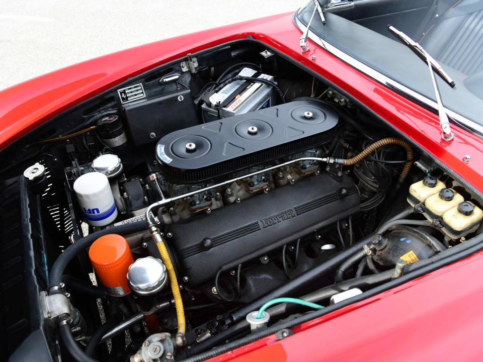 Image 31/50 de Ferrari 275 GTS (1965)