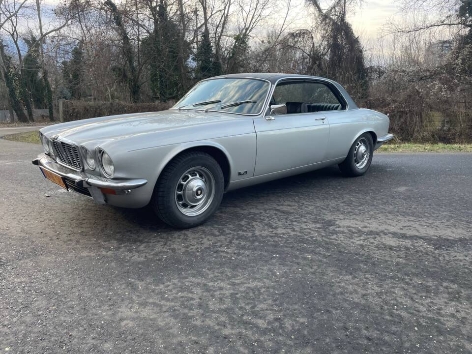 Image 2/20 de Jaguar XJ 6 C 4.2 (1975)