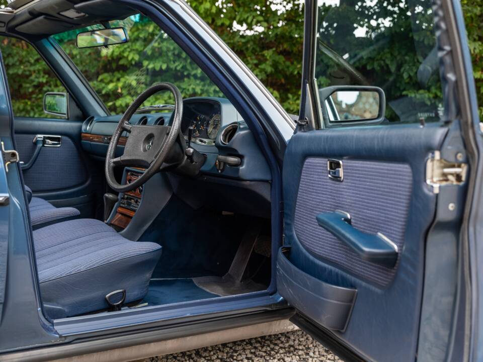 Bild 18/46 von Mercedes-Benz E 280 T (1987)