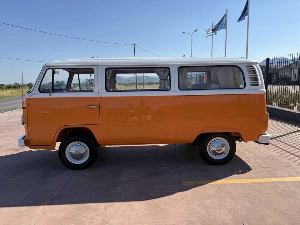 Image 6/8 of Volkswagen T2 Brasil Camper (1972)
