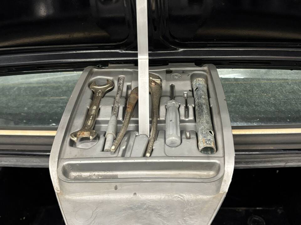 Image 22/28 of BMW 323i (1982)