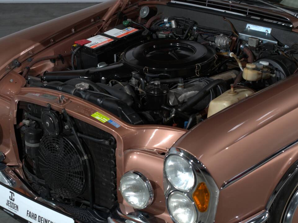 Image 18/57 of Mercedes-Benz 280 SE 3,5 (1971)