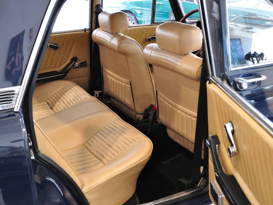 Image 18/35 of Alfa Romeo 2000 Berlina (1972)