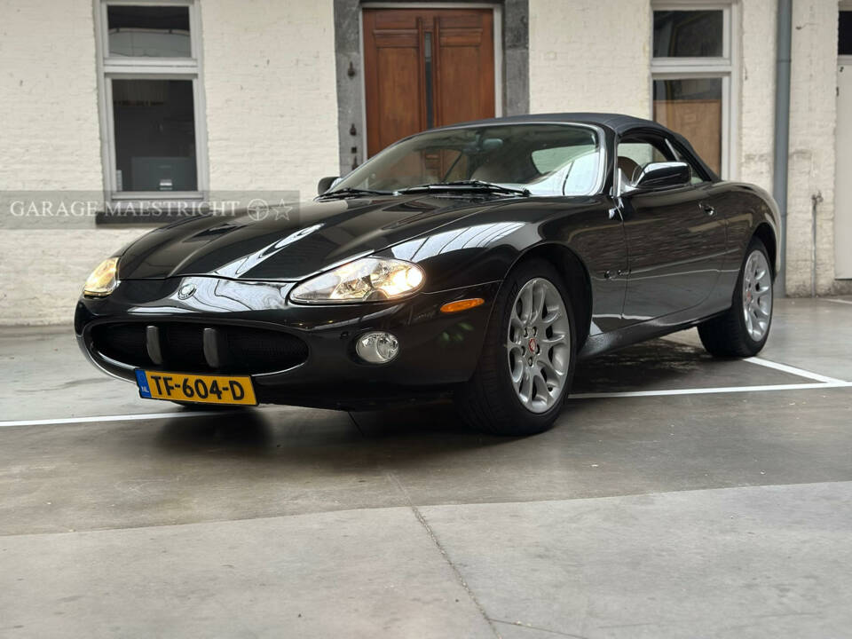 Image 49/75 de Jaguar XK8 4.0 (2000)