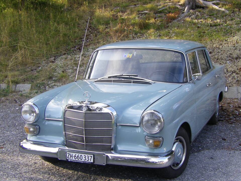 Image 2/4 of Mercedes-Benz 200 (1967)