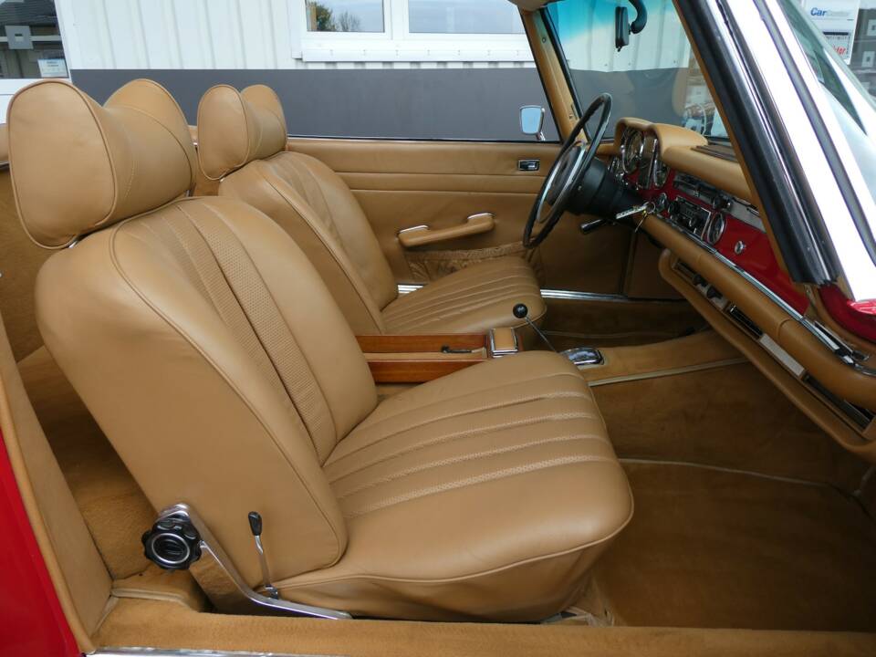 Image 13/27 of Mercedes-Benz 280 SL (1969)