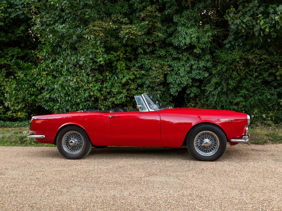 Image 2/27 of Alfa Romeo 2600 Spider (1964)