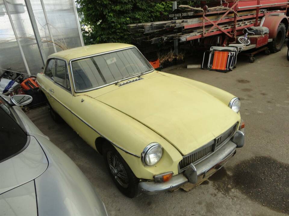 Image 13/34 of MG MGB GT (1970)