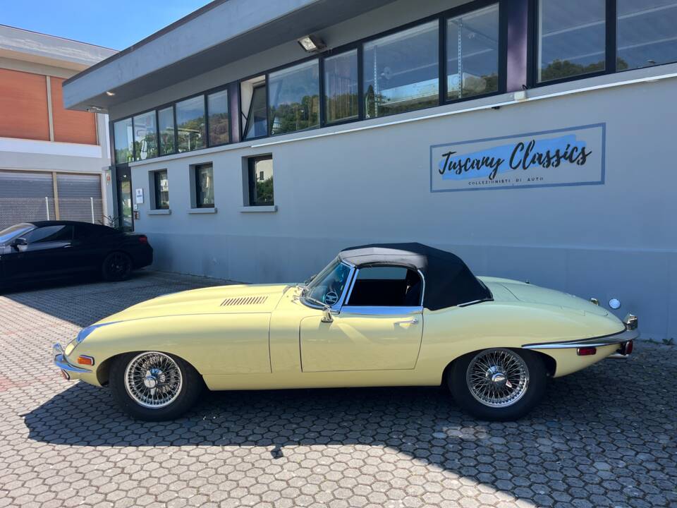 Image 2/15 de Jaguar E-Type (1969)