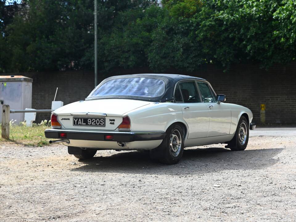 Image 12/20 de Jaguar XJ 6 L 4.2 (1978)