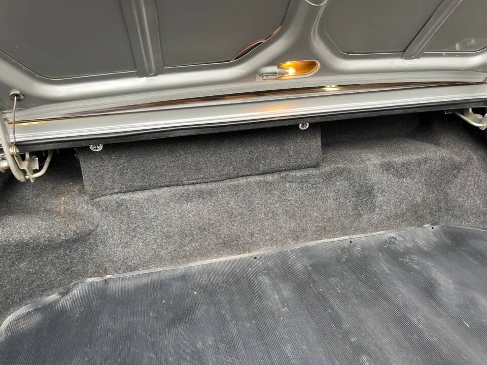 Bild 36/60 von Peugeot 504 V6 Coupe (1975)