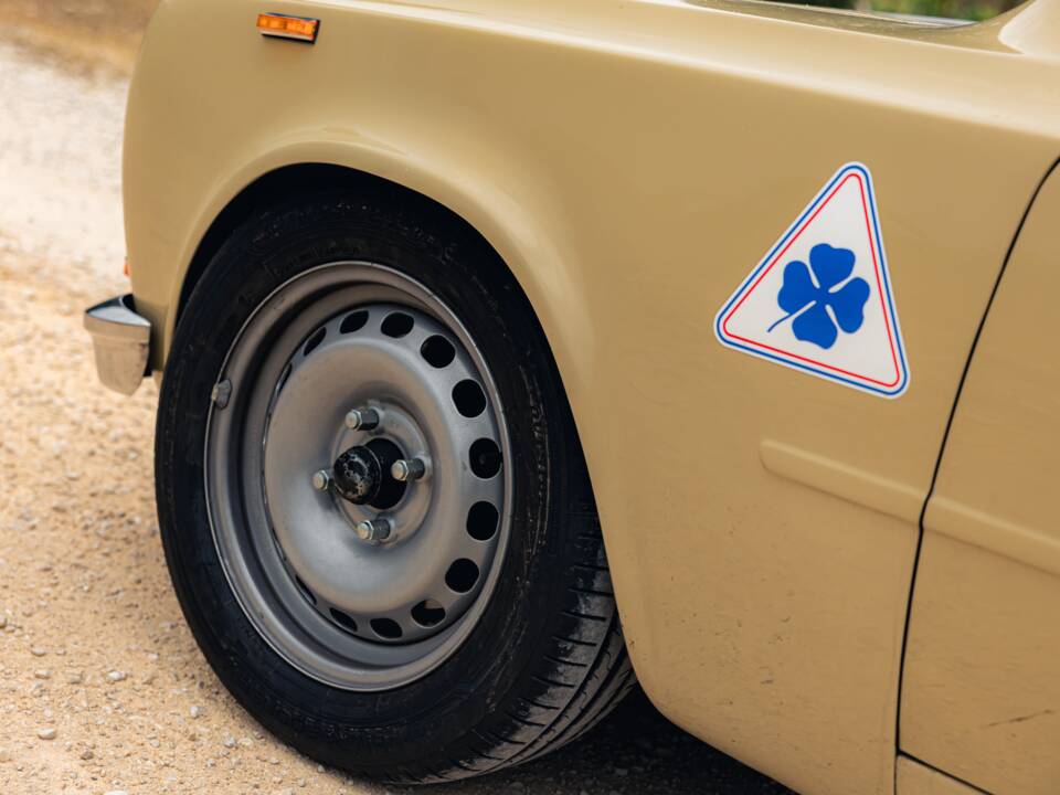 Image 6/18 of Alfa Romeo Giulia 1300 Super (1971)