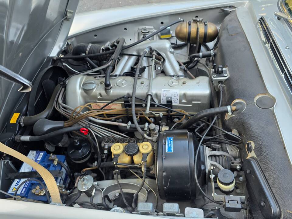 Image 23/26 de Mercedes-Benz 280 SL (1970)