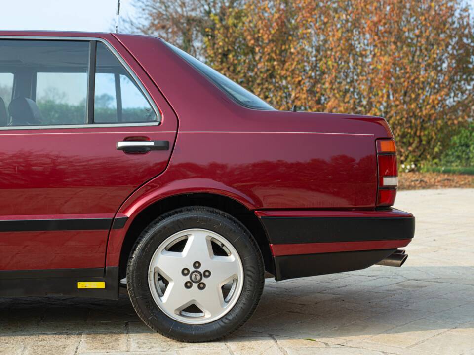 Image 18/50 of Lancia Thema 8.32 (1989)