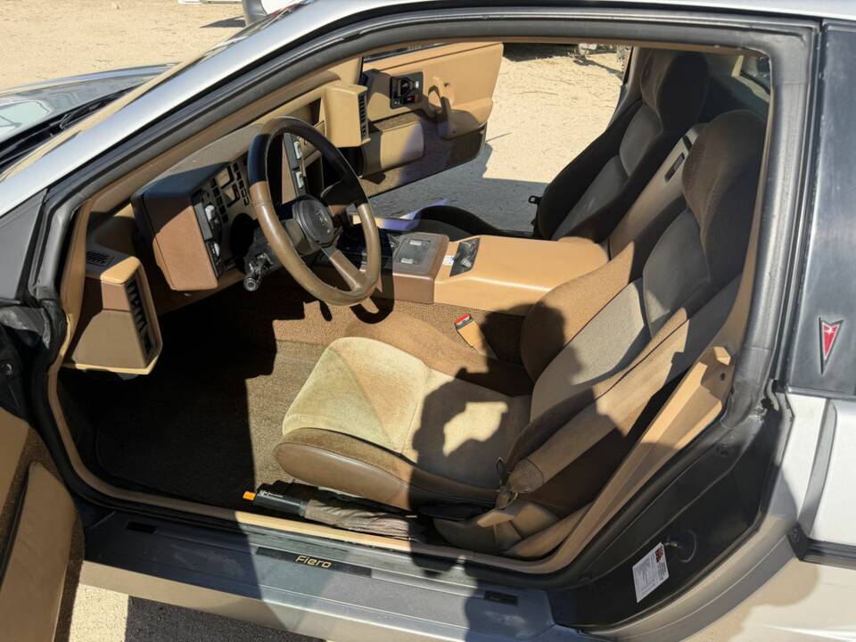 Image 2/8 of Pontiac Fiero GT (1985)