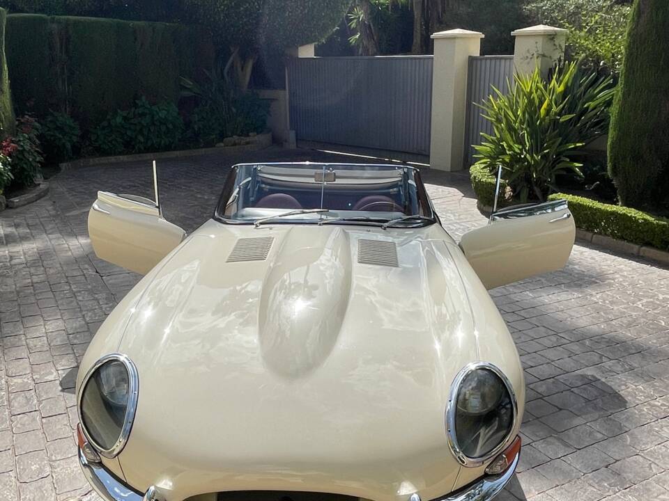 Image 22/35 de Jaguar E-Type 3.8 (1963)