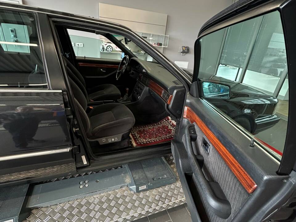 Immagine 34/44 di Audi 200 - 2.2 20V Turbo quattro (1990)