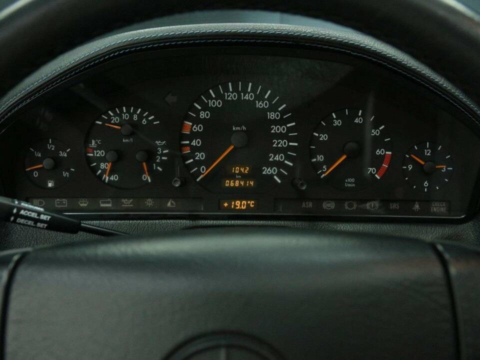 Image 17/50 de Mercedes-Benz SL 500 (1997)