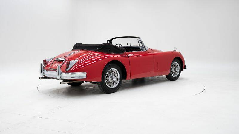 Image 2/15 of Jaguar XK 150 DHC (1961)