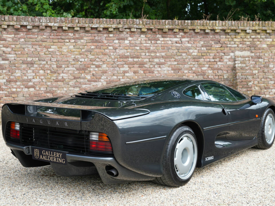 Image 41/50 of Jaguar XJ 220 (1993)