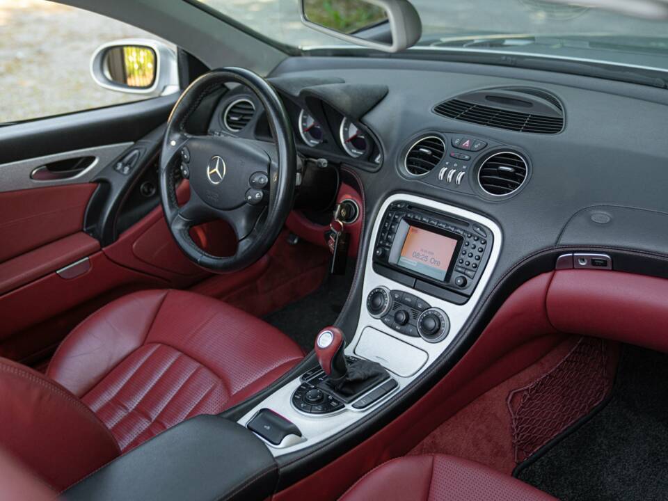 Image 41/50 of Mercedes-Benz SL 55 AMG (2002)