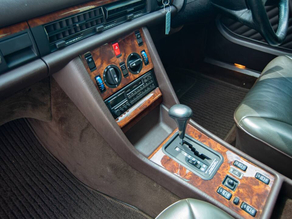 Bild 19/29 von Mercedes-Benz 300 SEL (1990)