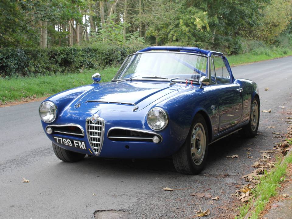 Image 2/21 of Alfa Romeo Giulietta Spider (1964)