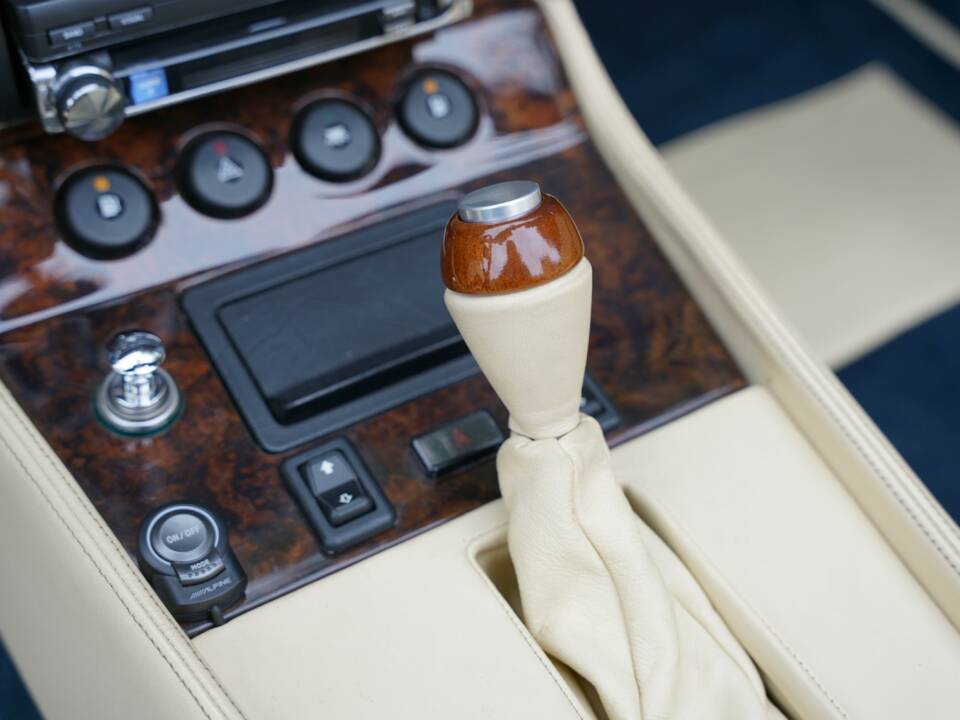 Bild 33/50 von Aston Martin V8 Zagato Vantage Volante (1990)