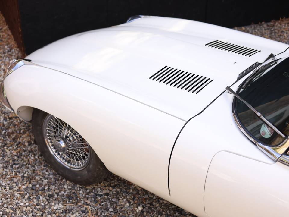 Image 14/50 de Jaguar Type E (2+2) (1970)