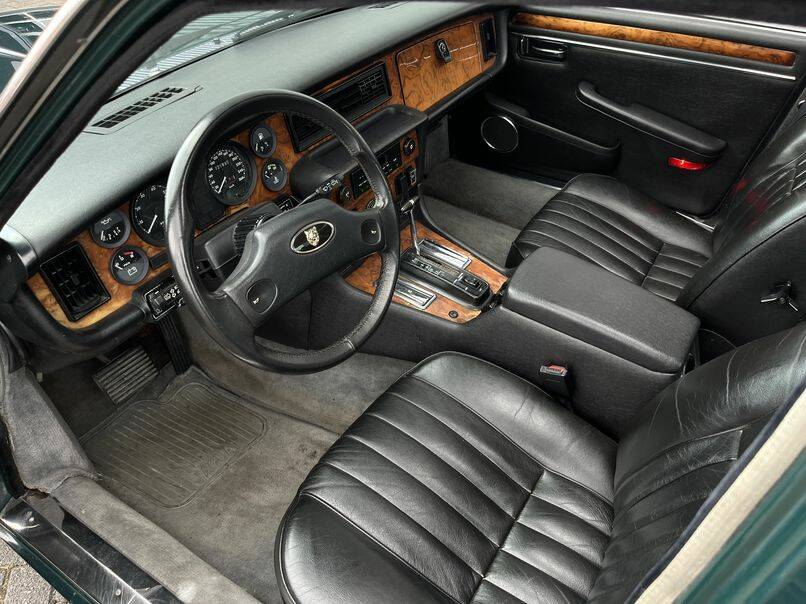 Image 2/8 of Jaguar XJ 12 (1991)