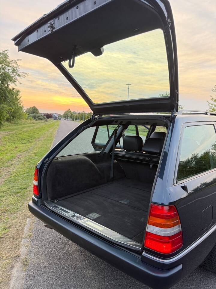 Image 6/24 of Mercedes-Benz E 320 T (1996)