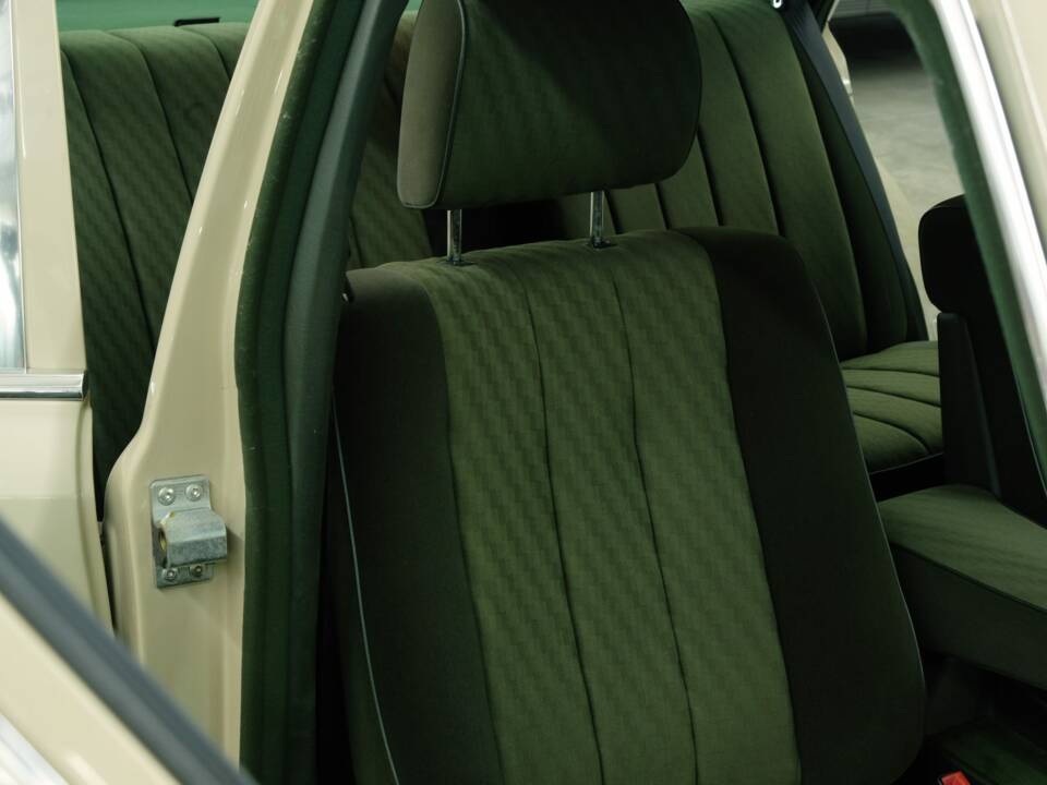 Bild 25/50 von Mercedes-Benz 280 SE (1984)