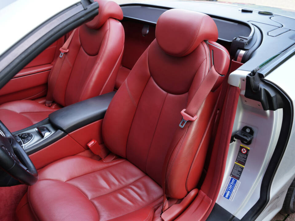 Image 17/50 of Mercedes-Benz SL 55 AMG (2004)