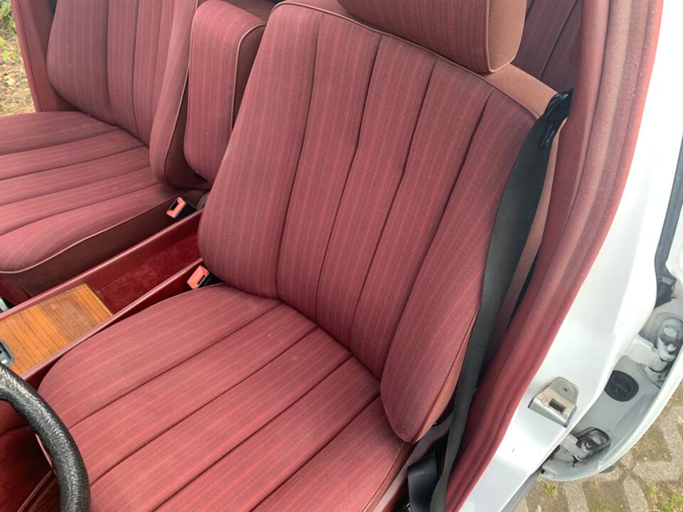 Image 3/18 of Mercedes-Benz 230 E (1987)