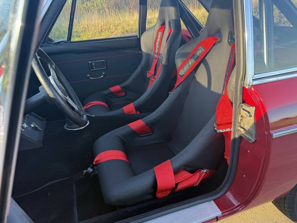 Image 9/18 of MG MGB GT V8 (1970)