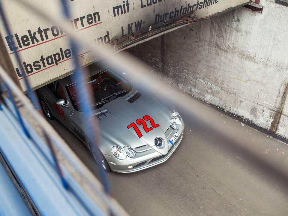 Image 33/61 of Mercedes-Benz SLR McLaren (2004)