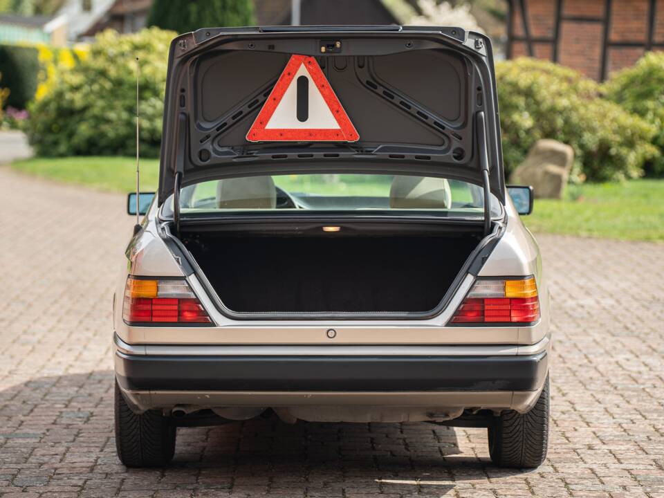 Afbeelding 18/63 van Mercedes-Benz 230 CE (1988)